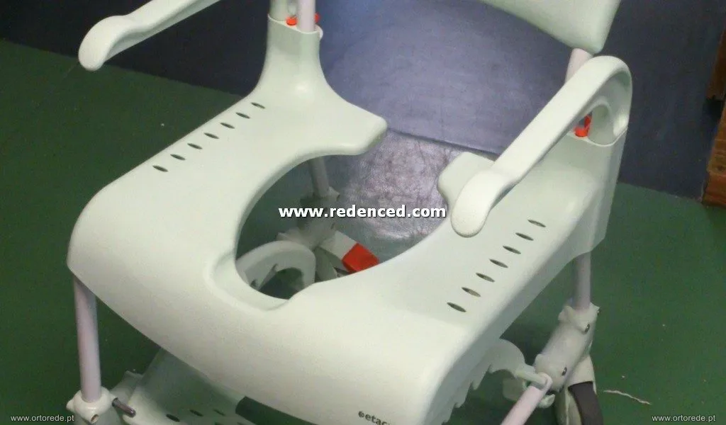 Cadeira Sanitária e de Banho ETAC com Rodas