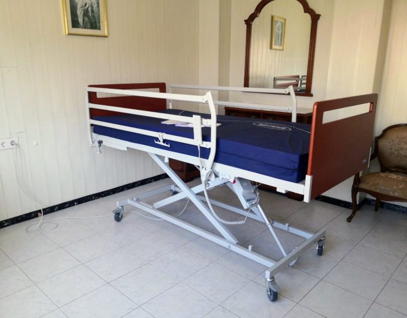 Cama Elétrica Articulada Invacare Alegio Elevatória - NOVA com Lacres — fotografia 2