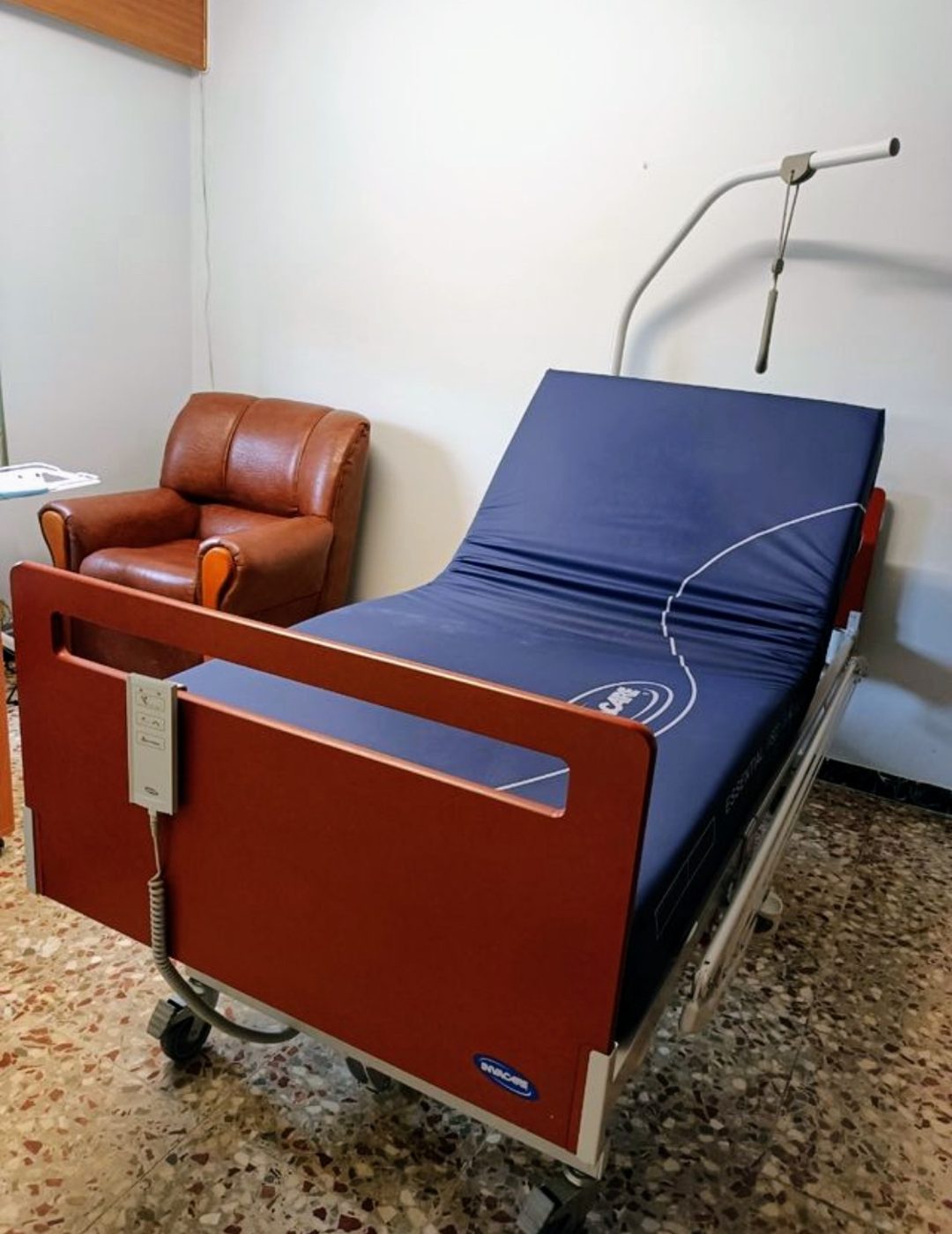 Cama Elétrica Articulada Invacare Alegio Elevatória - NOVA com Lacres — fotografia 3